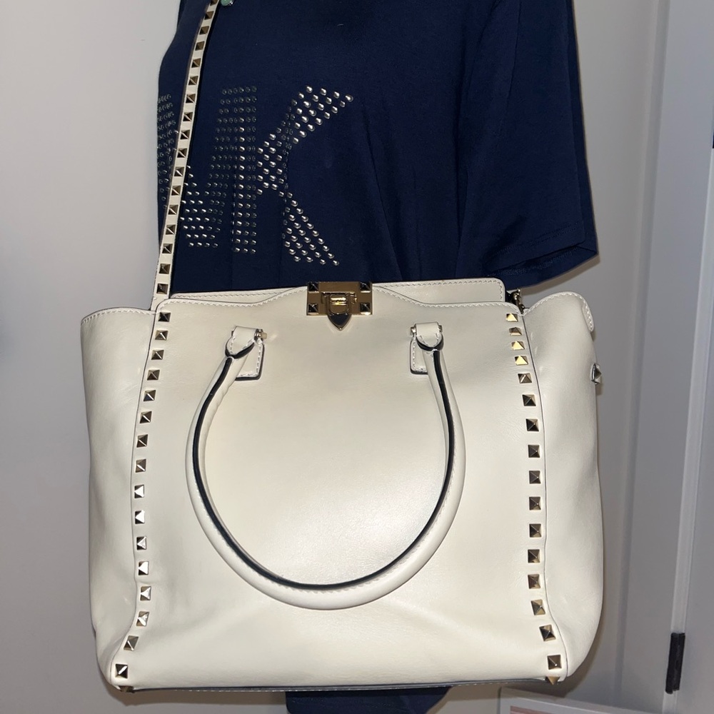 Valentino Garavani Ivory Leather Rockstud Trapeze Tote - Picture 2 of 14